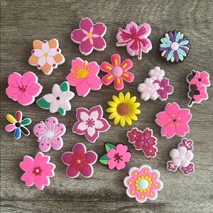 JIBBITZ. FLOWER POWER set of 21. CUTE & colorful. Fits Crocs & similar. 🌺🌸🌼